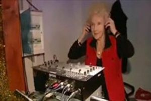 73 yaşındaki DJ herkesi şaşırttı