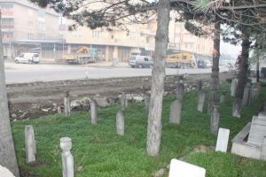 Yolu genişletmek i&ccedil;in mezarlar kaldırılıyor