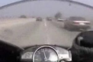 &Ccedil;ılgın motosikletli &ouml;l&uuml;me meydan okuyor