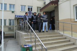 Esrarı okullarda satamadan yakalandılar