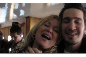 Annem evlenince camları yumrukladım