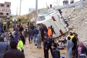 Keşanspor'u taşıyan otob&uuml;s şarampole u&ccedil;tu