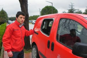 Rekt&ouml;rl&uuml;k &ouml;n&uuml;ndeki aracı soydular, s&uuml;r&uuml;c&uuml; ateş p&uuml;sk&uuml;rd&uuml; - &Ouml;ZEL HABER