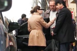 Şık giyimli g&uuml;neş g&ouml;zl&uuml;kl&uuml;yd&uuml; ama b&ouml;yle yakalandı