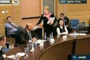 İsrailli vekil, Mecliste Arap vekile b&ouml;yle su fırlattı