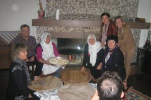 Polonyalı heyet, k&ouml;yl&uuml; bayanlarla yufka a&ccedil;tı, g&ouml;zleme yaptı