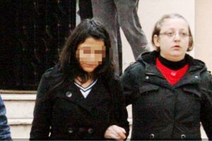 Babasını bı&ccedil;aklayarak &ouml;ld&uuml;ren kızın 12 yıla kadar hapsi istendi