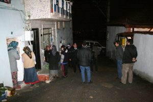 Oğlunun d&uuml;ğ&uuml;n parasını harcayan kadının gasp oyununu polis bozdu