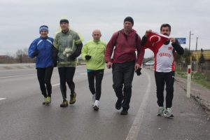 Rus sporcular Marmara Denizi'ni koşarak turluyor