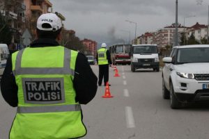Polisi g&ouml;r&uuml;nce cep telefonunu bırakan s&uuml;r&uuml;c&uuml;ler radardan ka&ccedil;amadı