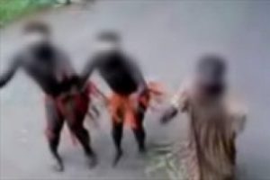 Yemek karşılığında dans ettirdiler