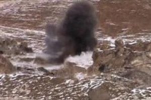 Van'da yola d&ouml;şenen patlayıcı b&ouml;yle imha edildi