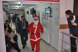 B&ouml;yle soruşturma g&ouml;r&uuml;lmedi! Hasta &ccedil;ocuğu sevindiren noel baba doktora soruşturma