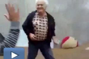 70'lik dedenin kaykay macerası