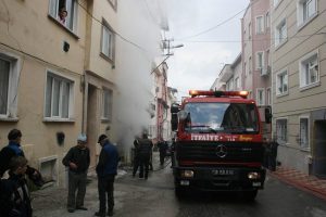 At&ouml;lye k&uuml;l oldu, 2 gen&ccedil; yanmaktan son anda kurtuldu