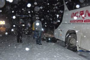 Kara saplanan otob&uuml;s&uuml;n imdadına trakt&ouml;r yetişti