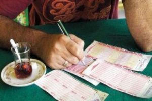 2 yaşındaki kızının k&uuml;pesini bile sattı