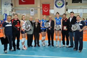 Başkan Bozbey'den sporculara plaket