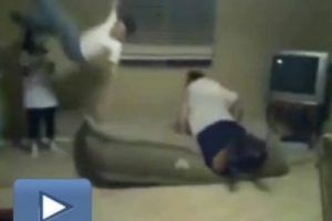 Şişme yataktan oğlunu fırlattı!