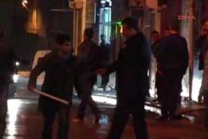Sokak ortasında sopalarla b&ouml;yle kavga ettiler