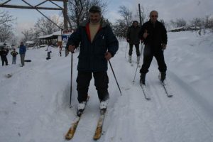 Bu k&ouml;yde 7'den 70'e herkes kayak yapıyor