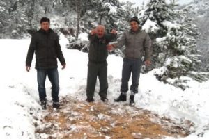 A&ccedil; kalan yabani hayvanlar i&ccedil;in ormanlara yem atıldı
