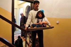 Kırılmasın diye kızını tepside taşıyor