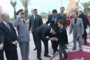 Fas kralı bakanlara oğlunun elini &ouml;pt&uuml;rd&uuml;