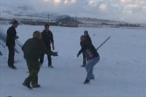 Kar &uuml;st&uuml;nde b&ouml;yle beyzbol oynuyorlar