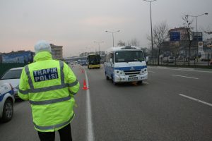 Fazla yolcu alan minib&uuml;sler polisten ka&ccedil;amadı
