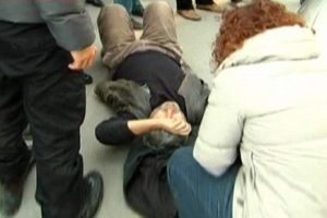Kendisine &ccedil;arpan s&uuml;r&uuml;c&uuml;den &ouml;z&uuml;r diledi
