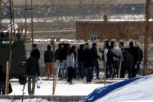 Karne alan &ouml;ğrencilere coplu m&uuml;dahale
