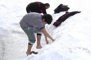 Karla abdest alıp kar &uuml;zerinde namaz kıldılar
