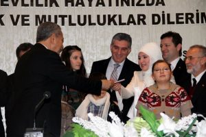 Arın&ccedil;, d&uuml;n&uuml;r&uuml;n&uuml;n kızının nikah şahidi oldu