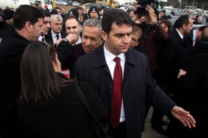 Kadro i&ccedil;in Arın&ccedil;'tan yardım istedi