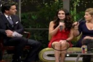 Megan Fox'un dizleri Twitter'ı karıştırdı