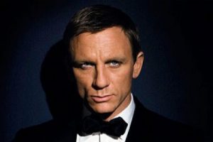 K&ouml;yde James Bond bekleyişi