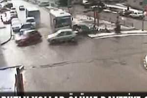 Buzlu yollar &ouml;l&uuml;me davetiye &ccedil;ıkarıyor