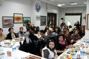 İtalyan misafirlere İtalyanca şarkılar s&ouml;yledi