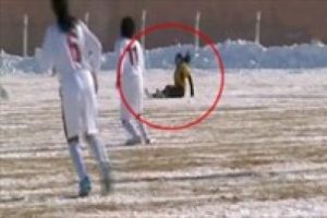 Futbolcu kızların karda zor anları