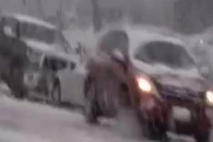 Kayganlaşan yolda s&uuml;r&uuml;c&uuml;lerin zor anları