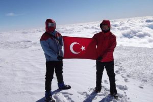 Dağda &ouml;len &uuml;niversiteli dağcı Uludağ'ın zirvesinde anıldı