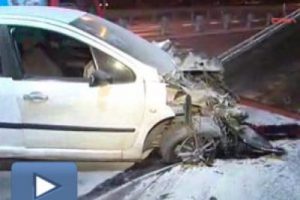 Alkoll&uuml; s&uuml;r&uuml;c&uuml; bariyerlere &ccedil;arptı
