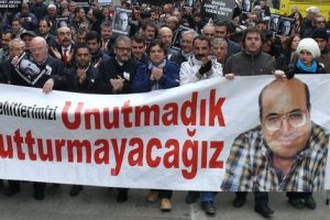 Gazeteciler basın şehitleri i&ccedil;in y&uuml;r&uuml;d&uuml;