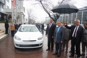 Soyguncuyu yakalayan polise otomobil