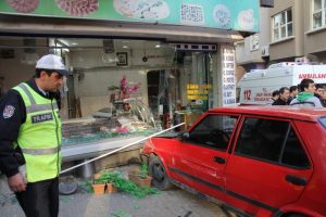 Hızını alamayan s&uuml;r&uuml;c&uuml; kasap d&uuml;kkanına girdi