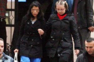 Babasını &ouml;ld&uuml;ren kız, ifade verirken g&ouml;zyaşlarına boğuldu