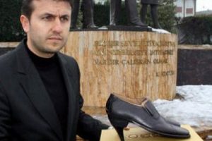 Sarkozy'e topuklu ayakkabı