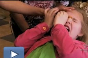 K&uuml;&ccedil;&uuml;k kızın kaşlarını ağdayla aldılar