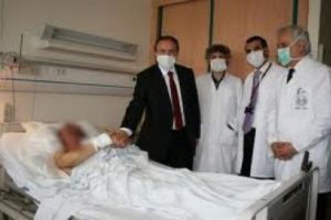Y&uuml;z nakli olan Uğur'un sakalları &ccedil;ıkmaya başladı